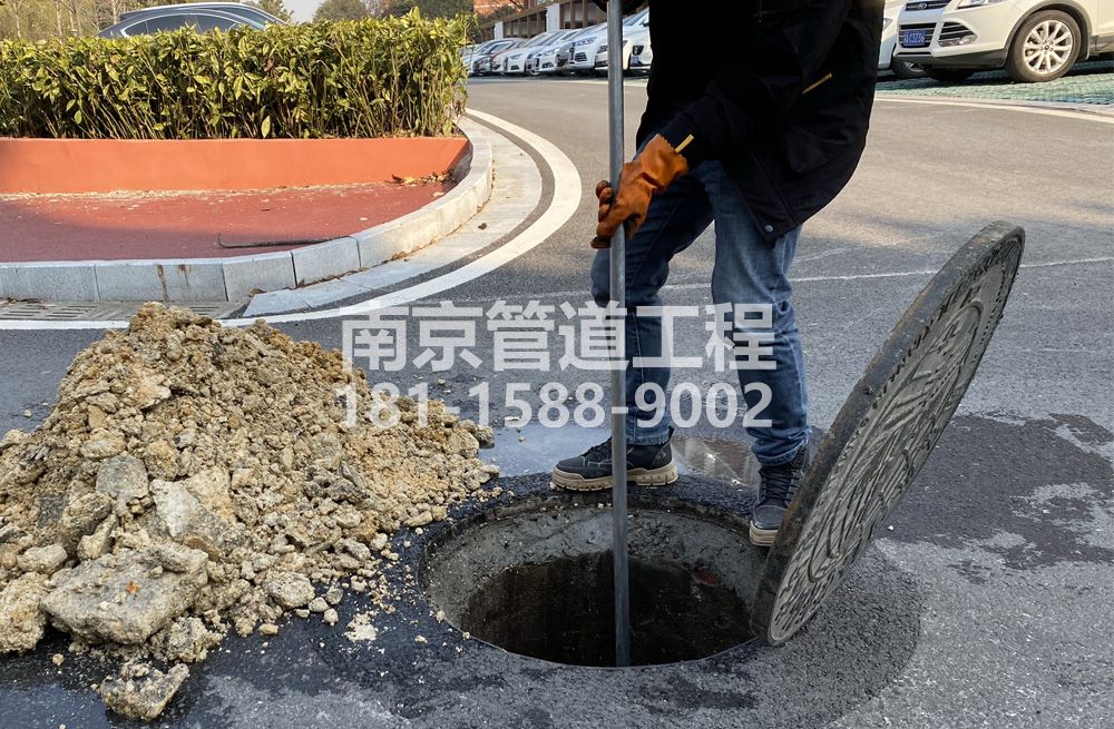 306地下室管道油块清理